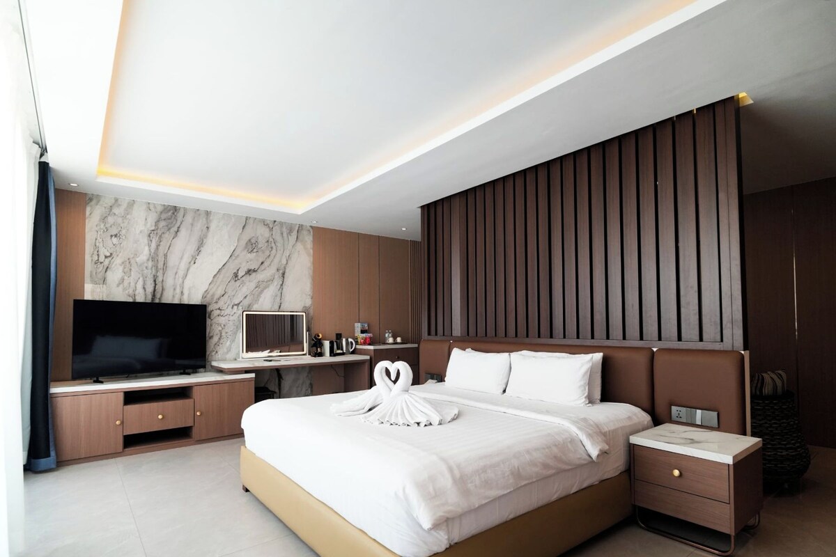  Suite with Sea View | Hypo-allergenic bedding available, minibar, in-room safe, desk
