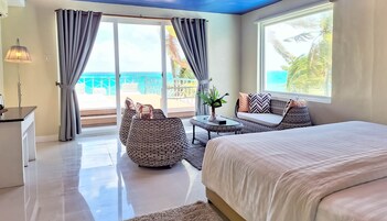 Panoramic Ocean View | 防过敏的被褥、迷你吧、客房内保险箱、办公桌