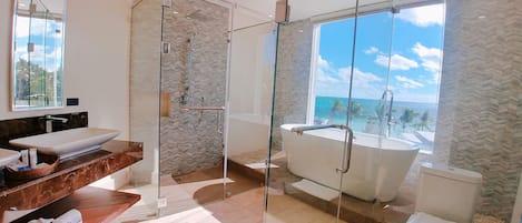 Presidential Studio Suite | Bathroom