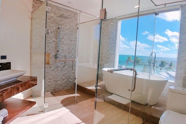 Presidential Studio Suite | Bathroom | Shower, rainfall showerhead, eco-friendly toiletries, hair dryer