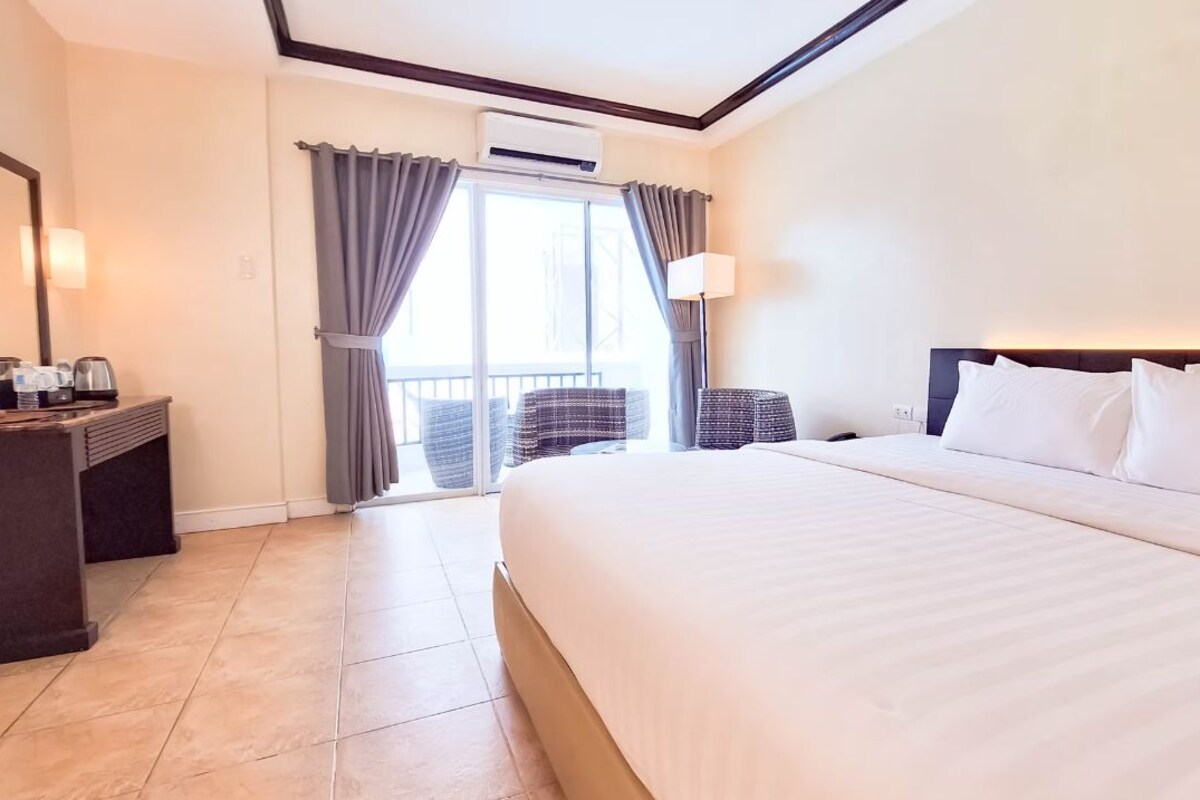 Deluxe Room | Hypo-allergenic bedding available, minibar, in-room safe, desk