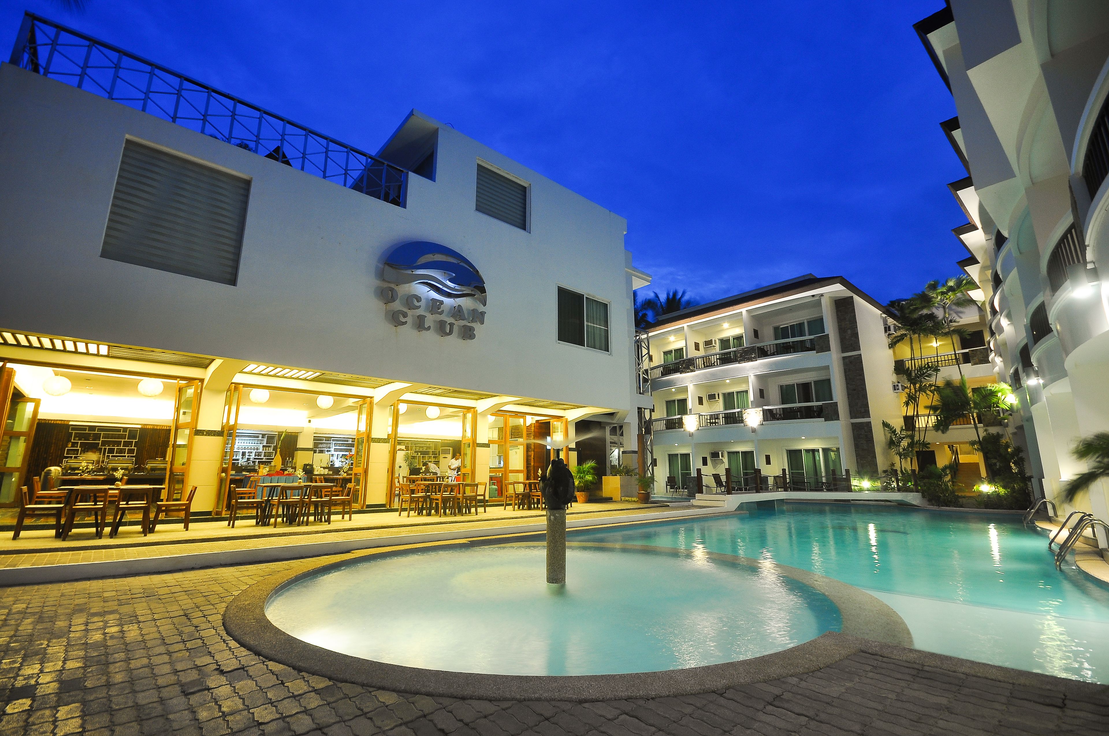 2 piscinas al aire libre, sombrillas, sillones reclinables de piscina