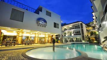 2 albercas al aire libre, sombrillas en la alberca y camastros