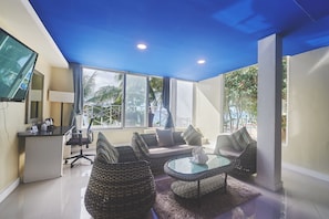 Hypo-allergenic bedding, minibar, in-room safe, desk