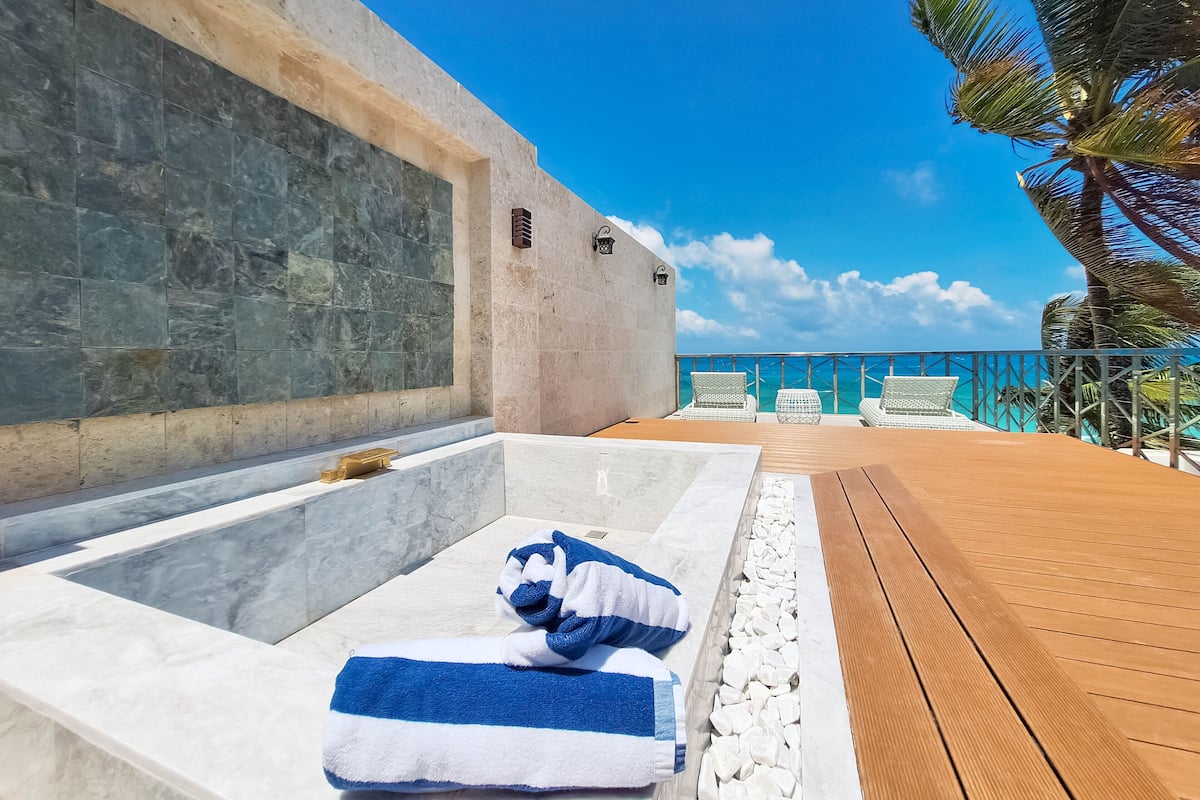 Panoramic Ocean View | Peralatan tempat tidur hipoalergenik, bar mini, peti besi dalam bilik