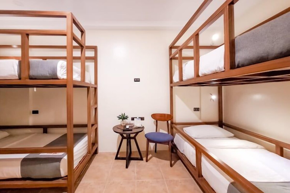 Friends Room | Hypo-allergenic bedding available, minibar, in-room safe, desk