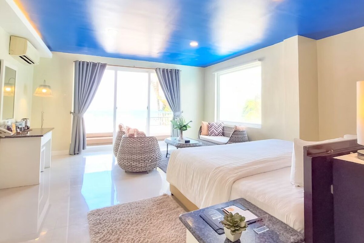  Panoramic Ocean View Room | Hypo-allergenic bedding available, minibar, in-room safe, desk