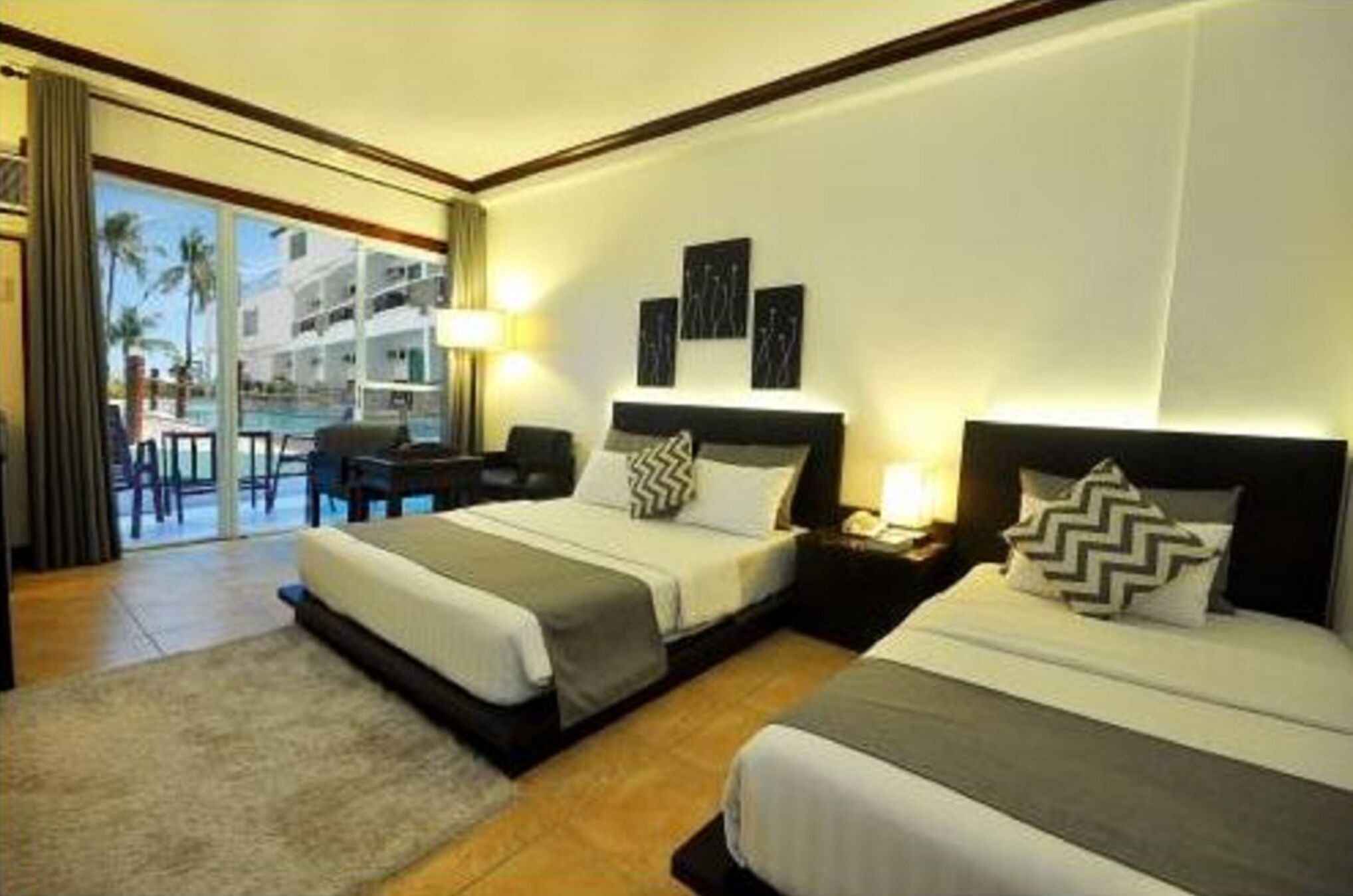 Roupas de cama antialérgicas, frigobar, cofres nos quartos, escrivaninha