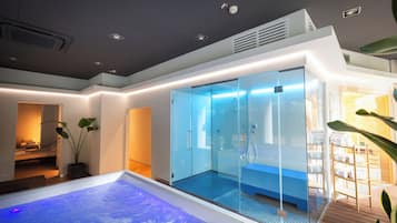 Sauna, tina de hidromasaje y baño de vapor