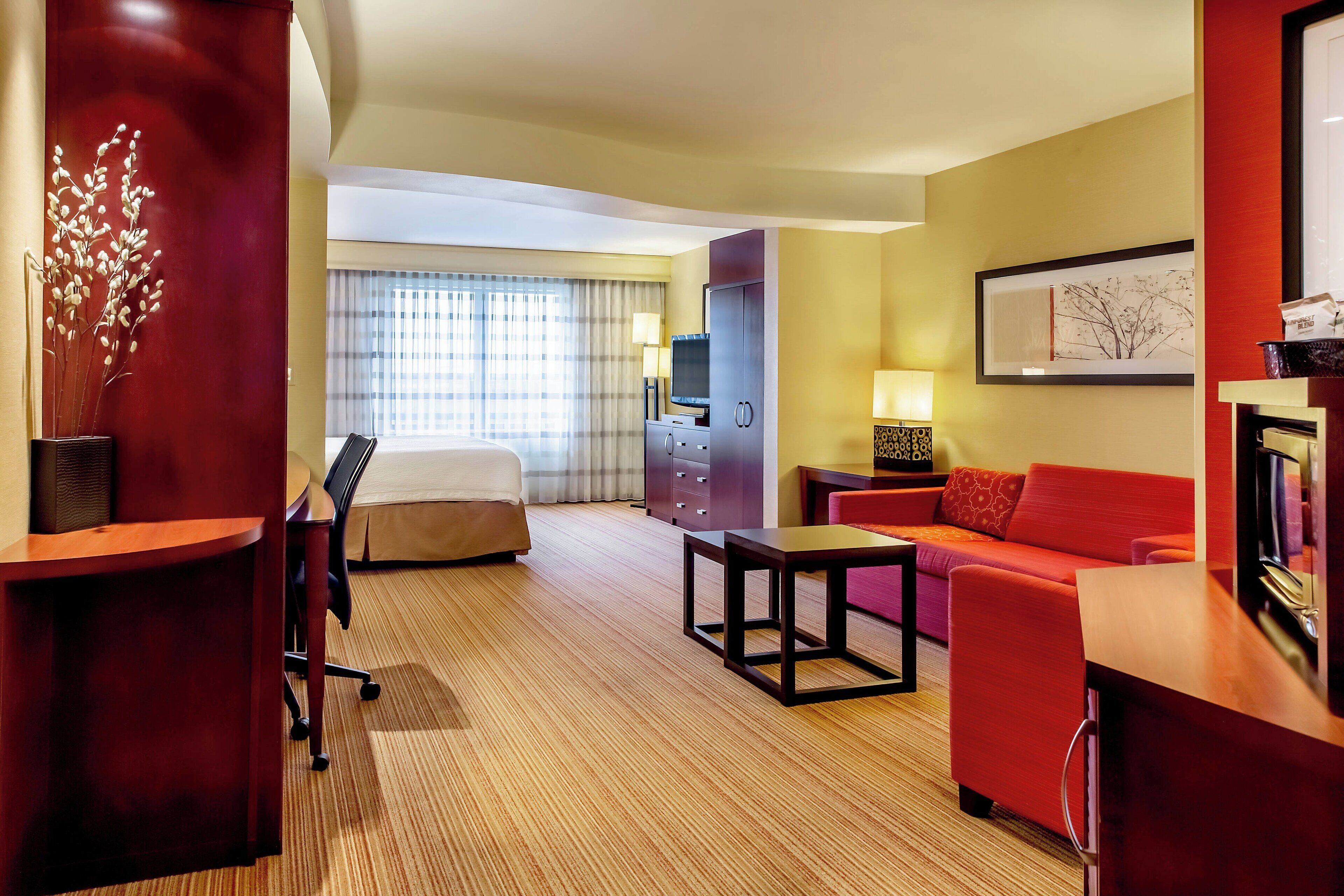 Suite ejecutiva, 1 cama de matrimonio grande con sofá cama | Escritorio, tabla de planchar con plancha, cunas gratuitas y wifi gratis