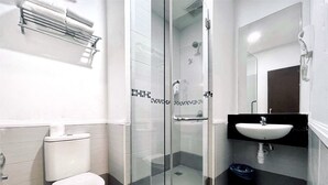Ein modernes Badezimmer mit Toilette, Duschkabine und Waschbecken.