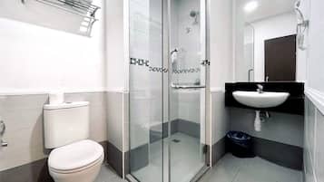 Shower, rainfall showerhead, free toiletries, bidet