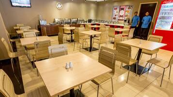 بوفيه فطور يوميًا بتكلفة قدرها (10 MYR للشخص)