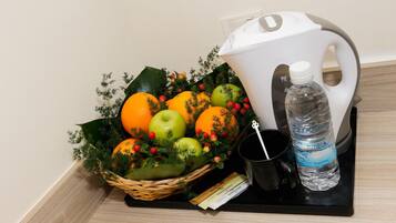 ماكينة لصنع القهوة/الشاي، غلّاية كهربائية، مناشف ورقية