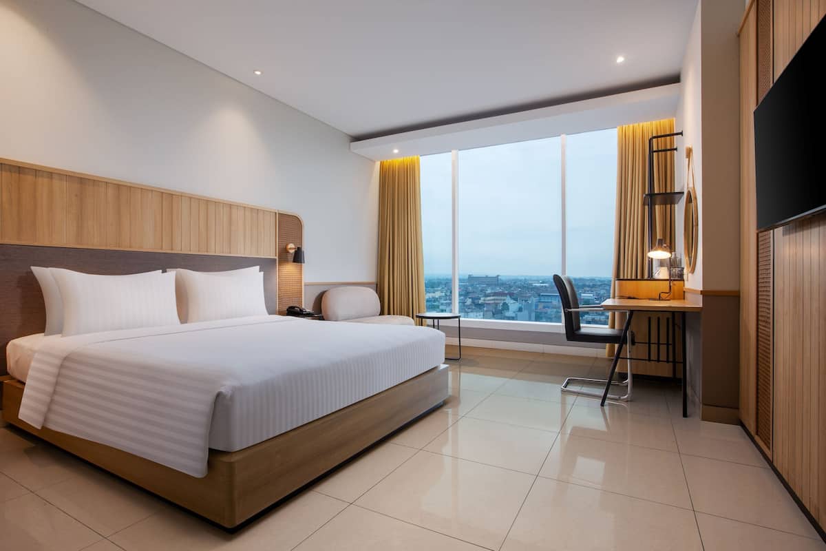 Deluxe kamer, 1 kingsize bed | Een kluis op de kamer, een bureau, gratis wifi, beddengoed