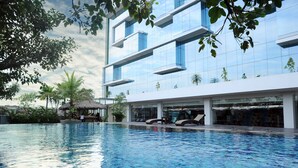 Una piscina al aire libre, sombrillas