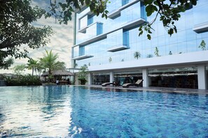 Outdoor pool, pool umbrellas - Hotel Santika Tasikmalaya (Tasikmalaya)