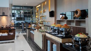 2 restaurantes; se sirven desayunos, almuerzos y cenas