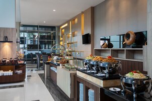 2 restaurants, breakfast served