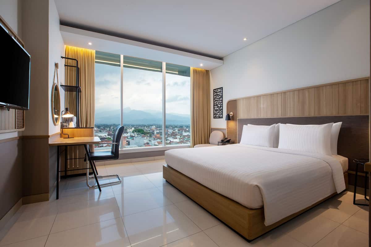 Superior kamer, 1 kingsize bed | Een kluis op de kamer, een bureau, gratis wifi, beddengoed