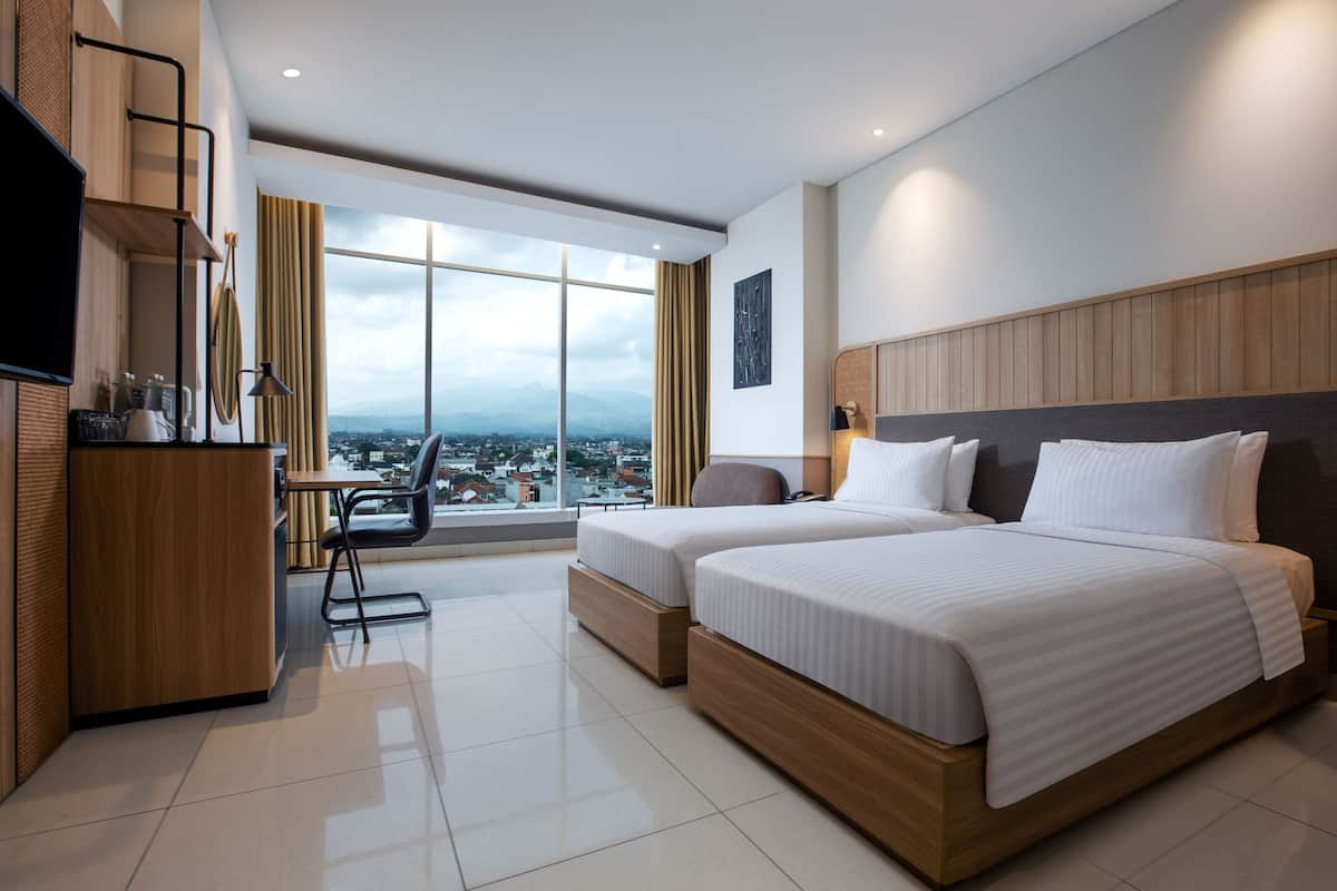 Deluxe Twin kamer | Een kluis op de kamer, een bureau, gratis wifi, beddengoed