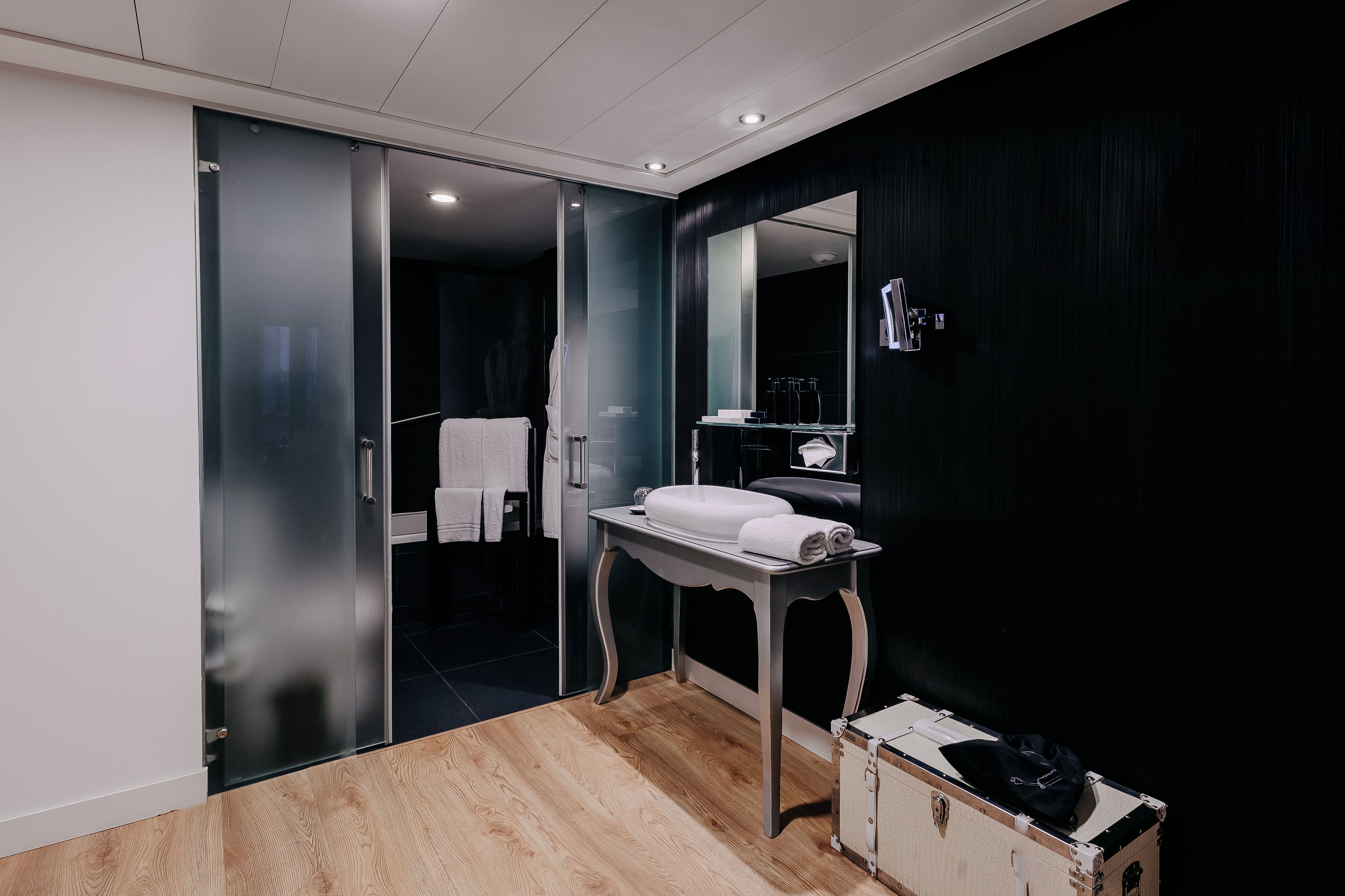 junior suite | bathroom | free toiletries, hair dryer, bathrobes, slippers