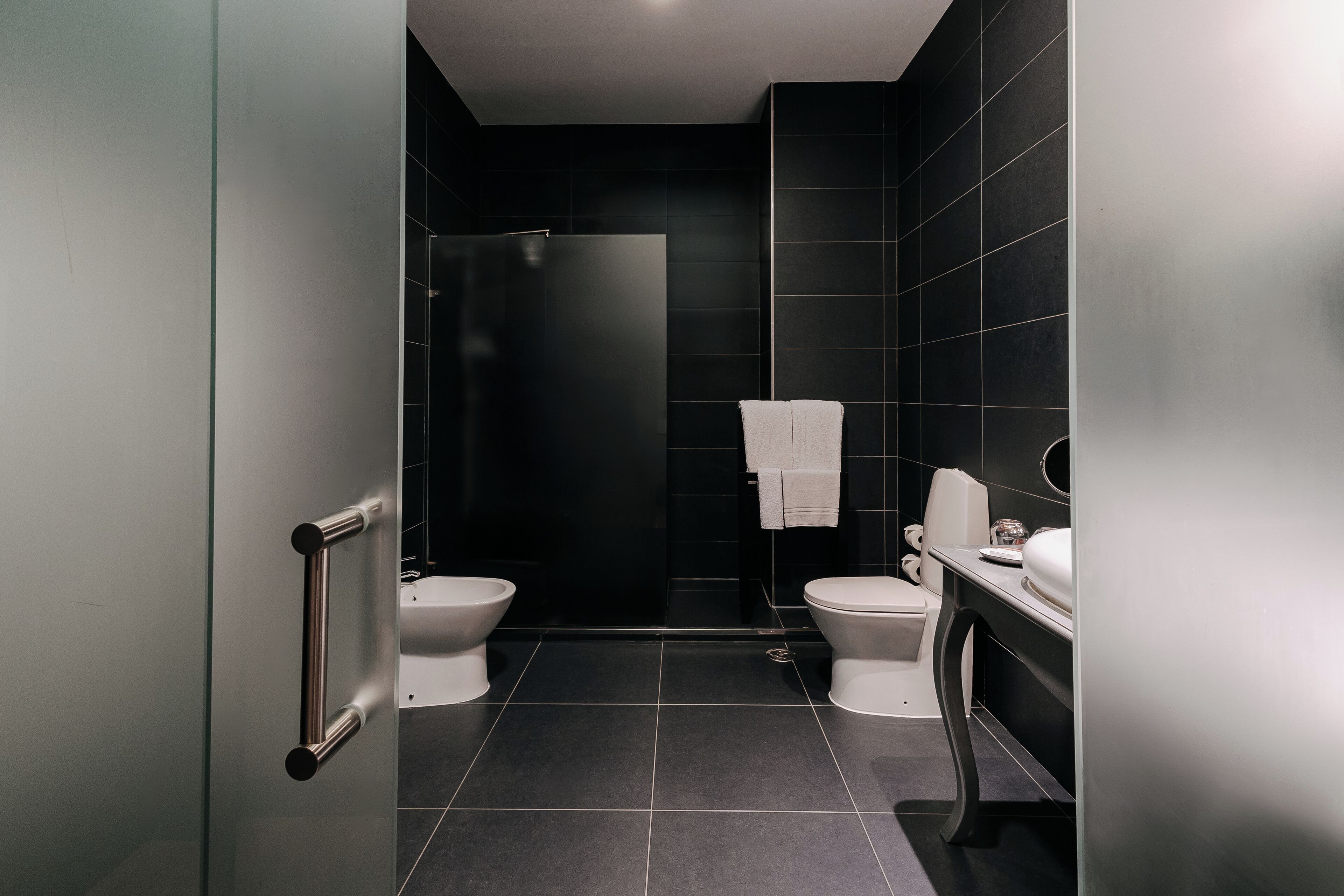 deluxe double or twin room, balcony | bathroom | free toiletries, hair dryer, bathrobes, slippers