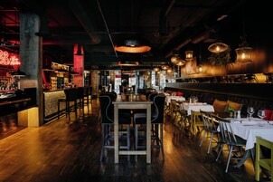 Se sirven desayunos y almuerzos, restaurante con mesas al aire libre 