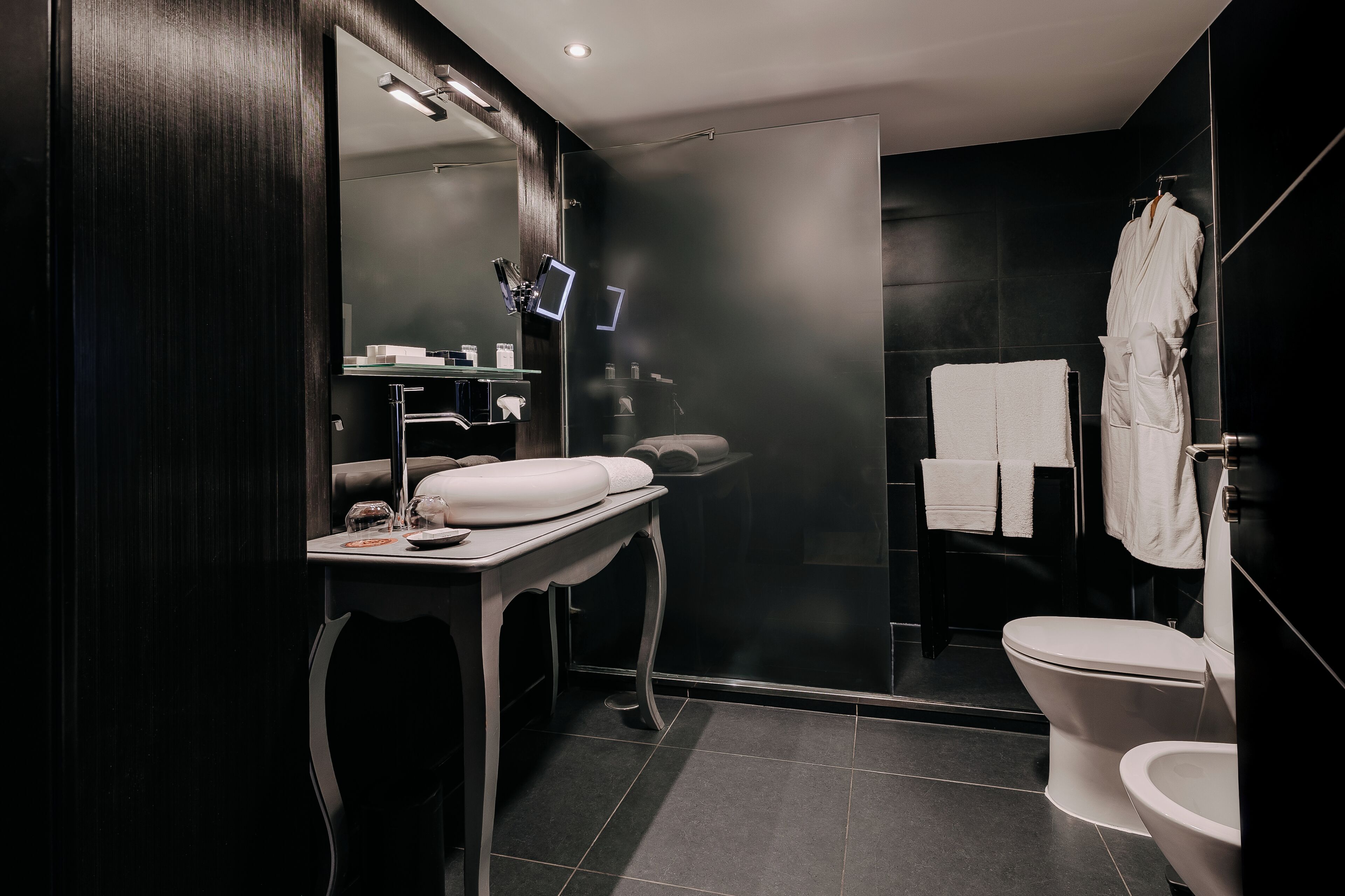 deluxe double or twin room, terrace | bathroom | free toiletries, hair dryer, bathrobes, slippers