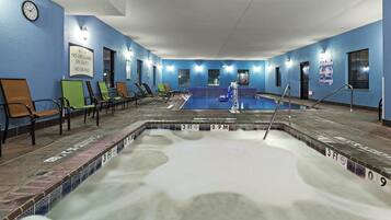 Zona de piscina con sillones de descanso, señal de salvavidas y indicador de profundidad.