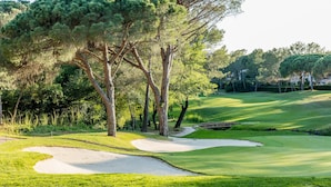 A golf course with sand bunkers, trees, and a bridge. - Garrigae Domaine de l'Esterel (Saint-Raphael)