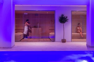 Salas de tratamiento para parejas, un sauna, una bañera de hidromasaje