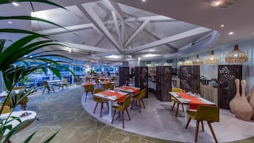 Serveert ontbijt, lunch en diner