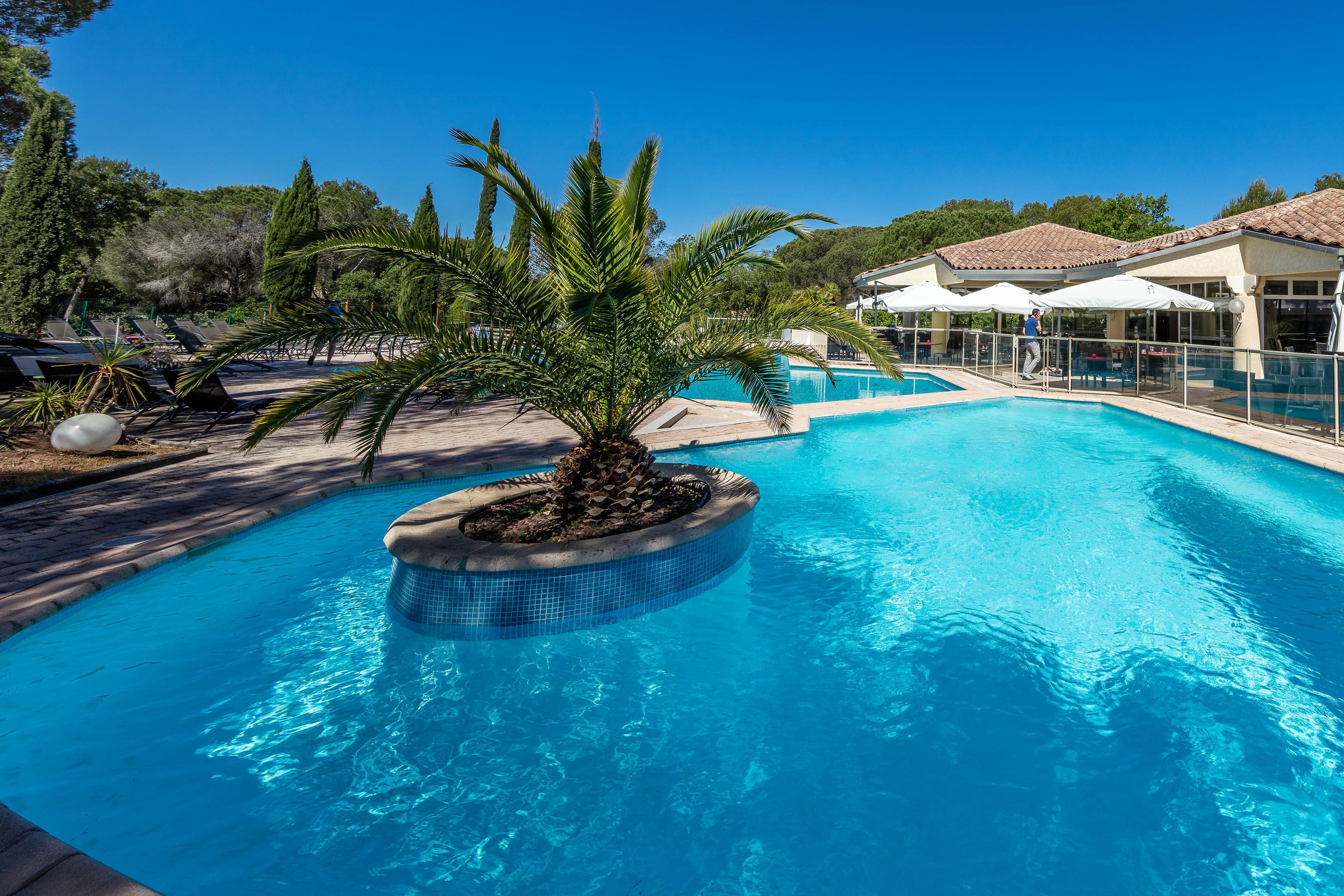 2 outdoor pools, pool loungers