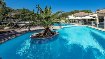 2 piscinas al aire libre (de 09:00 a 20:00), tumbonas