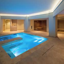 Salas de tratamiento para parejas, un sauna, una bañera de hidromasaje