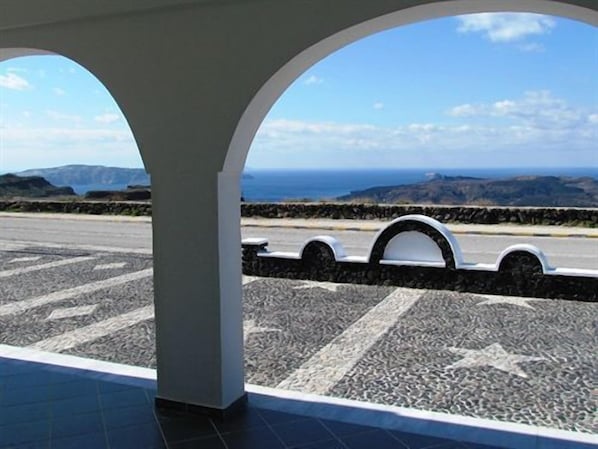 Un espacio al aire libre cubierto con vistas al mar y las colinas.