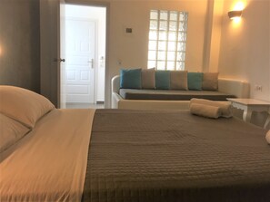 Suite junior, vista al mar | Minibar, caja de seguridad en la habitación y escritorio 