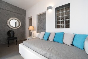 Minibar, in-room safe, desk, blackout curtains - Philippion Boutique Hotel (Santorini)