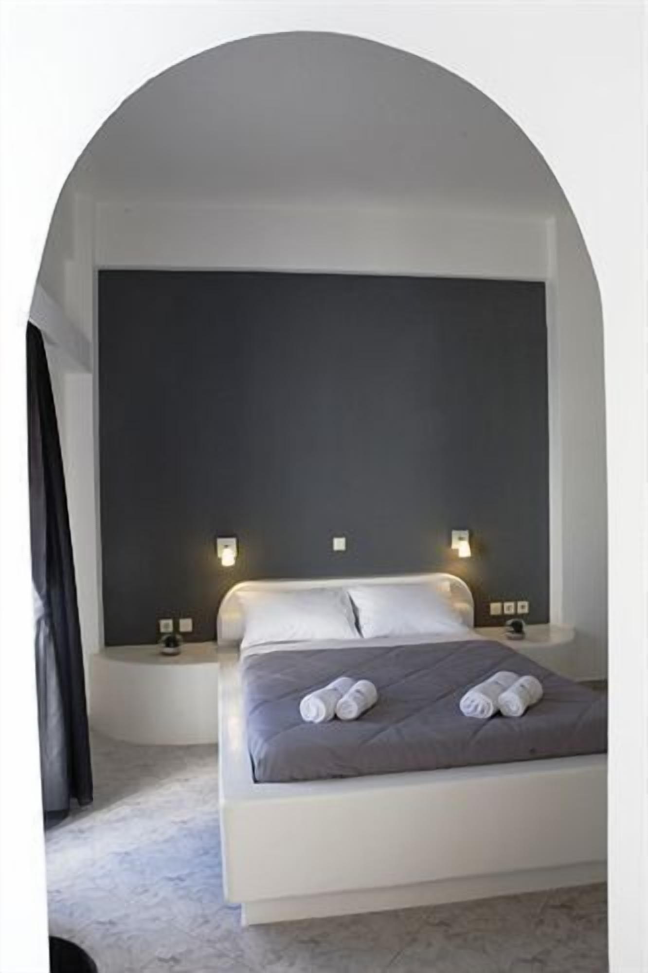 standard room | minibar, in-room safe, desk, blackout curtains