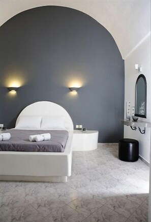 Habitación estándar | Minibar, caja de seguridad en la habitación y escritorio