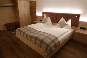 Habitación doble tradicional | Edredón, minibar y caja de seguridad en la habitación