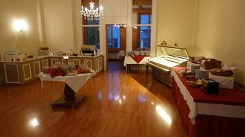 Free daily buffet breakfast