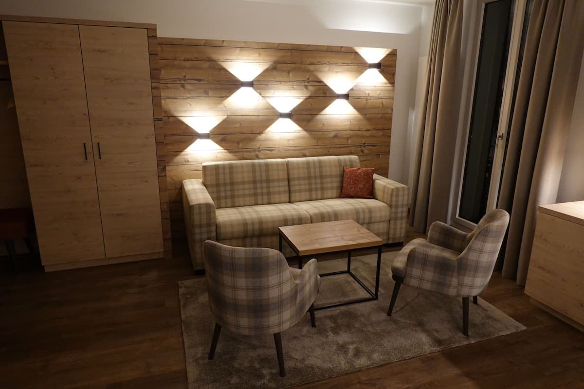 Cubrecamas, minibar y caja de seguridad en la habitación
