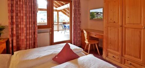 Dobbeltrom | Safe på rommet, skrivebord, blendingsgardiner og lydisolert