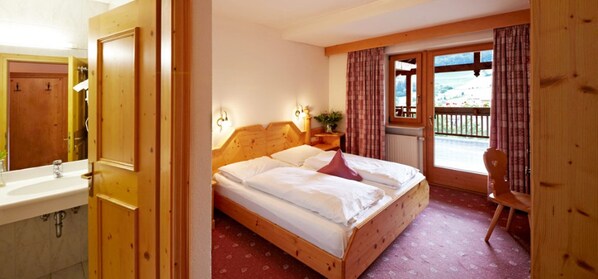 Double Room | Bathroom | Shower, free toiletries, bidet, towels - Hotel Zum Löwen - Al Leone (Meltina)