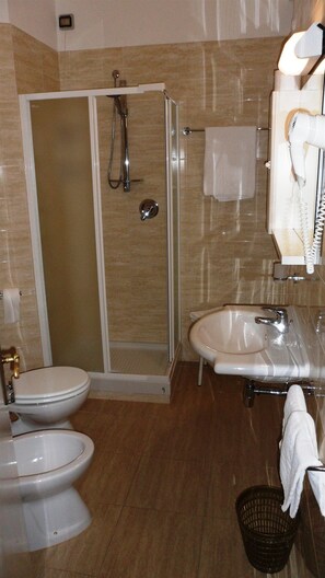 Chambre Triple, balcon | Salle de bain