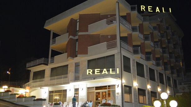 Bagian depan properti - sore/malam