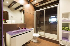 Combined shower/tub, free toiletries, hair dryer, bidet