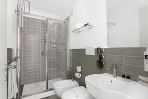 Deluxe-Doppel- oder -Zweibettzimmer | Badezimmer